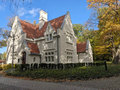 Domek modrzewiowy (dom ogrodnika) w Górze
